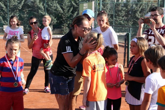 Avşar, Tenisçilere Ödüllerini Verdi