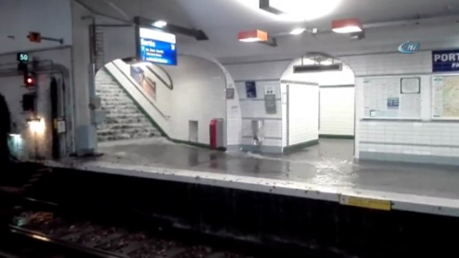 Paris Metrosu Sular Altında