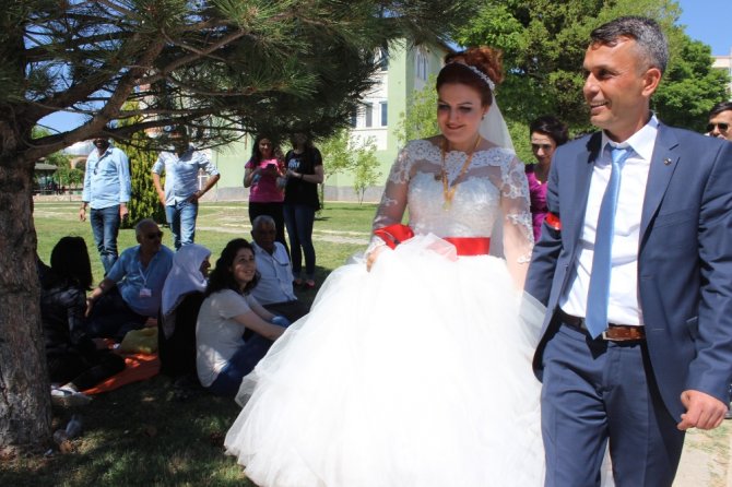 Damat Düğün Konvoyuyla Ehliyet Sınavına Gitti