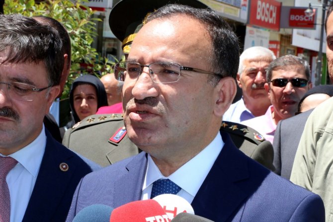 Türk Siyasetçilere Yasak Koyan Avrupa’yı Topa Tuttu