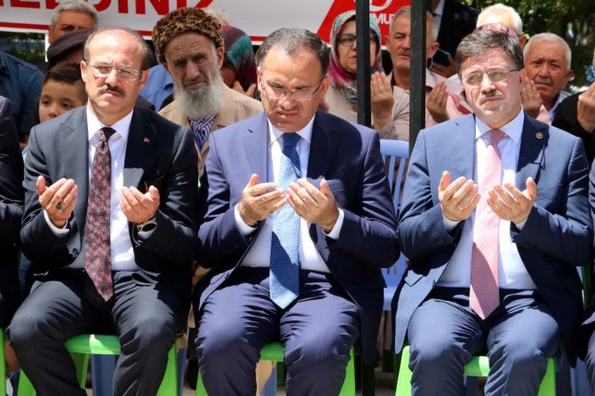 Türk Siyasetçilere Yasak Koyan Avrupa’yı Topa Tuttu
