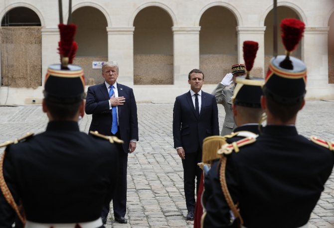 Macron, Trump’ı Resmi Törenle Karşıladı