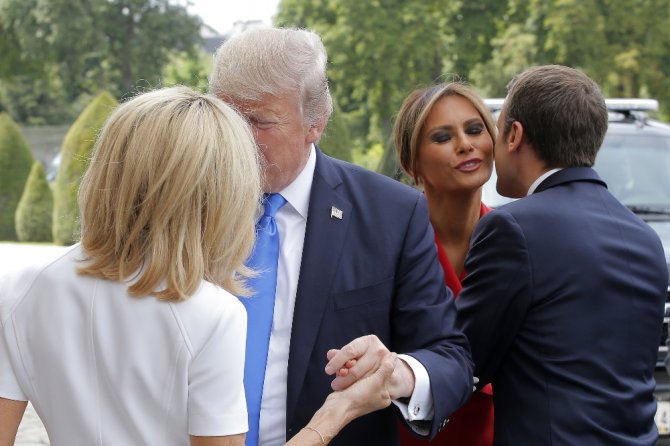Macron, Trump’ı Resmi Törenle Karşıladı