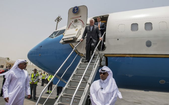 Tillerson, Katar Emiri Thani İle Görüştü