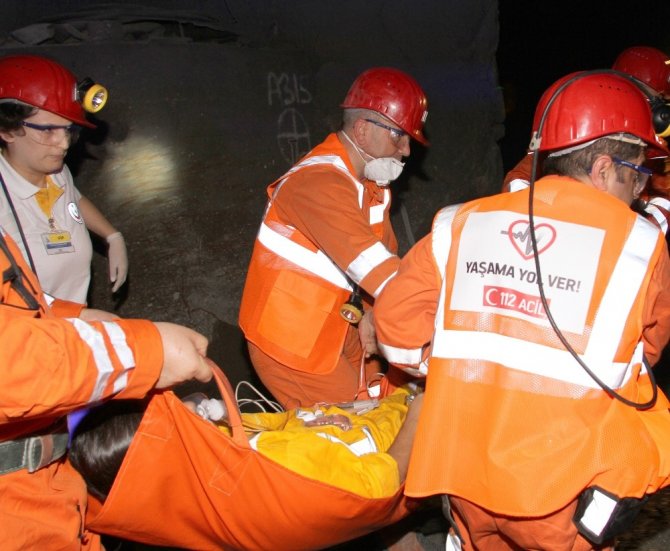 Rize’de Yerin 450 Metre Altında ‘Yaşama Yol Ver’ Tatbikatı Yapıldı