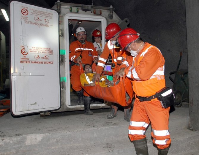 Rize’de Yerin 450 Metre Altında ‘Yaşama Yol Ver’ Tatbikatı Yapıldı