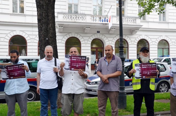 Avusturya’da Katar’a Destek Gösterisi