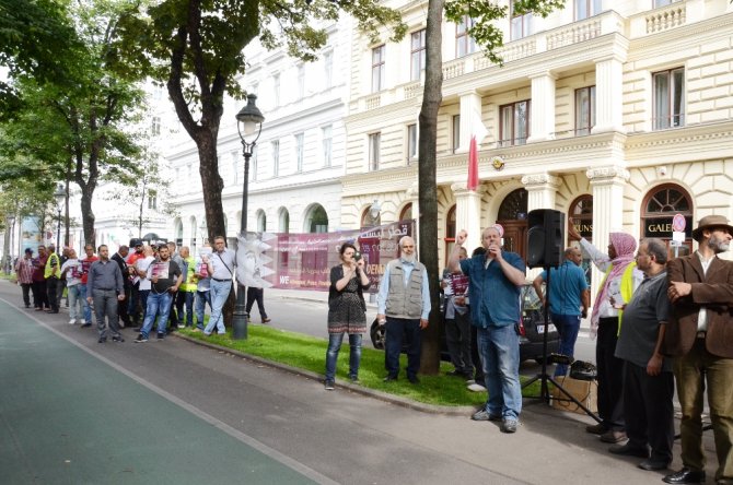 Avusturya’da Katar’a Destek Gösterisi