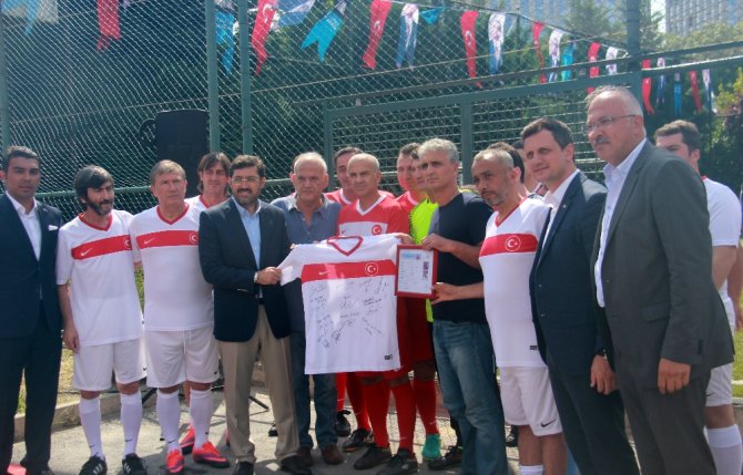 Efsane Futbolcular 15 Temmuz Şehitleri İçin Sahaya Çıktı