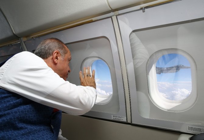 F-16’ları Selamladı