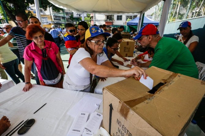 Maduro Karşıtlarından Sembolik Referandum