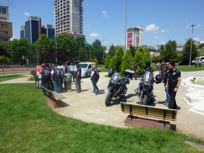 İstanbul’da Parklar Ve Kıraathanelere Polis Baskını