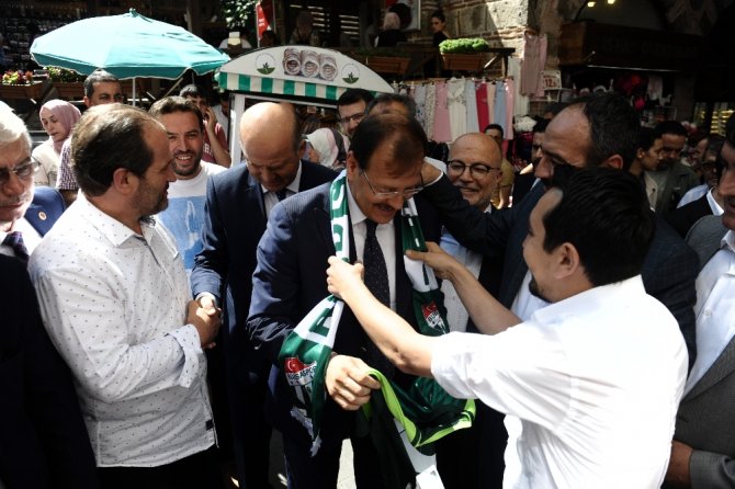 Başbakan Yardımcısı Çavuşoğlu Sokak Müzisyenine Bahşiş Verdi