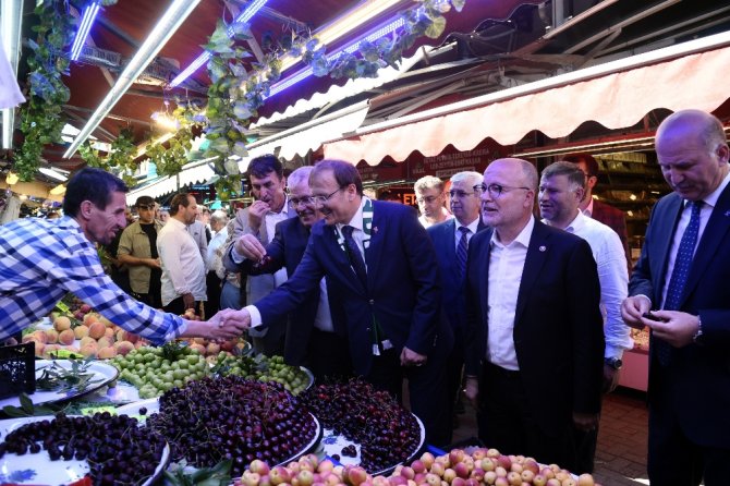 Başbakan Yardımcısı Çavuşoğlu Sokak Müzisyenine Bahşiş Verdi