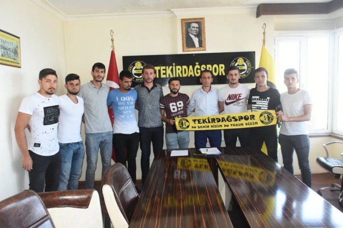 3 Günde 22 Futbolcuya İmza Attırdılar