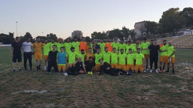 3 Günde 22 Futbolcuya İmza Attırdılar