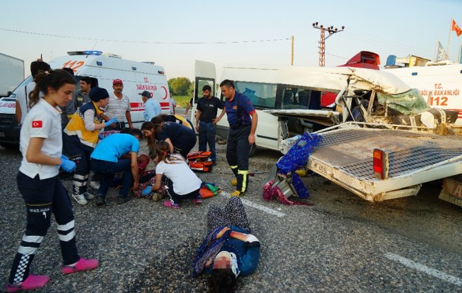 İşçi Minibüsü İle Traktör Yüklü Çekici Çarpıştı: 7 Yaralı