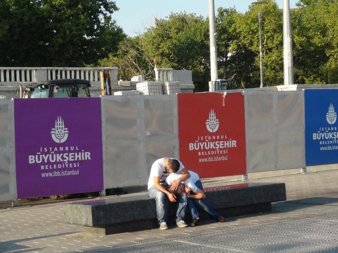 Taksim’de Bonzai İçen Gencin Görüntüsü Yürek Sızlattı