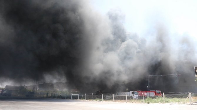 Gaziantep’teki Fabrika Yangını Söndürülemiyor