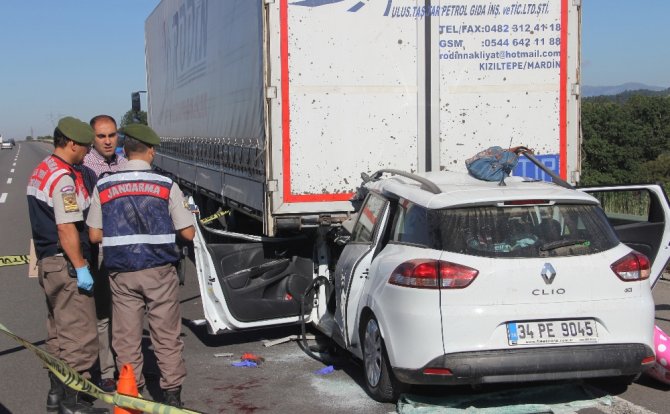 Otomobil Tırın Altına Girdi: 1 Ölü, 2 Yaralı