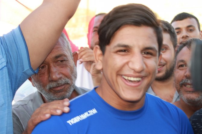 Dünya Şampiyonuna Davullu Zurnalı Karşılama 