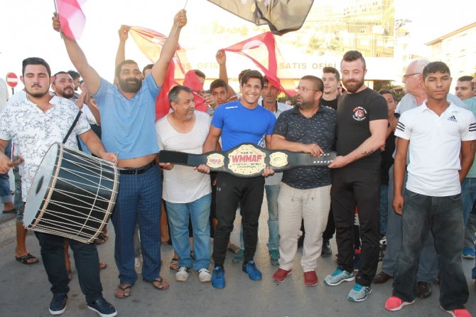 Dünya Şampiyonuna Davullu Zurnalı Karşılama 