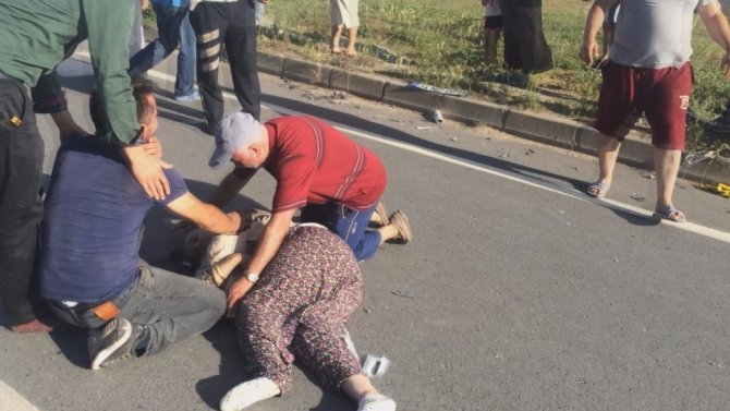 Otomobilin Çarptığı 2 Kadın Ağır Yaralandı