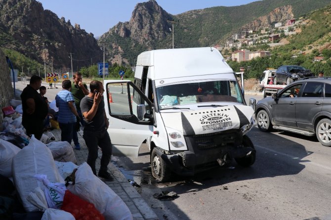 Fındık İşçilerini Taşıyan Minibüs Kaza Yaptı: 26 Yaralı