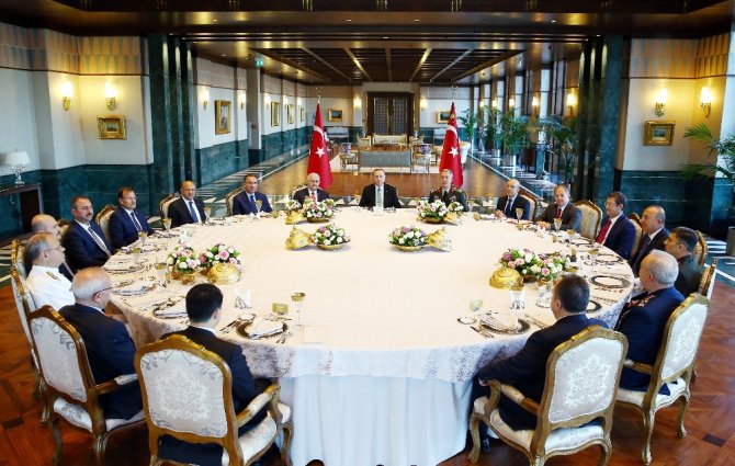 Cumhurbaşkanı Erdoğan Yaş Üyeleri İle Yemekte Buluştu