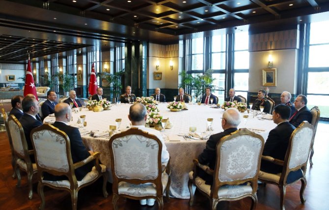 Cumhurbaşkanı Erdoğan Yaş Üyeleri İle Yemekte Buluştu