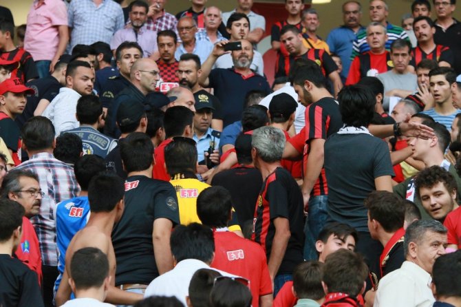 Taraftar İle Polis Arasında Arbede