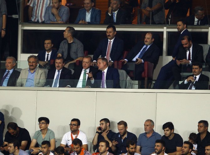 Cumhurbaşkanı Erdoğan Maçı Tribünden Takip Etti