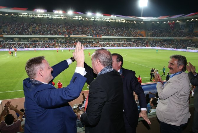 Cumhurbaşkanı Erdoğan Maçı Tribünden Takip Etti