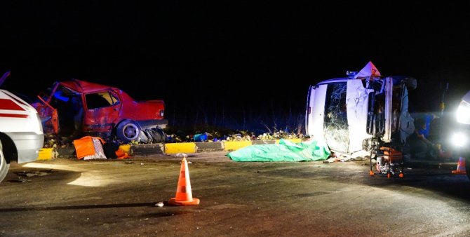 Kamyonet İle Otomobil Çarpıştı: 2 Ölü, 6 Yaralı