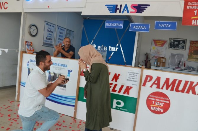 Otobüs Terminalinde Sürpriz Evlenme Teklifi