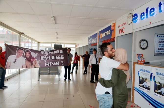 Otobüs Terminalinde Sürpriz Evlenme Teklifi