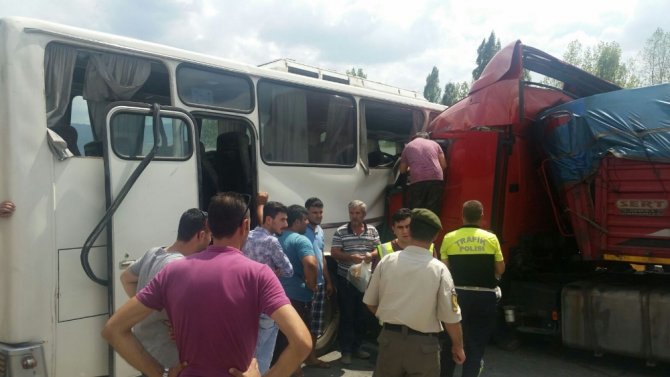 Kastamonu’da Tır İle Otobüs Çarpıştı: 25 Yaralı