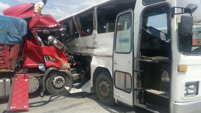 Kastamonu’da Tır İle Otobüs Çarpıştı: 25 Yaralı