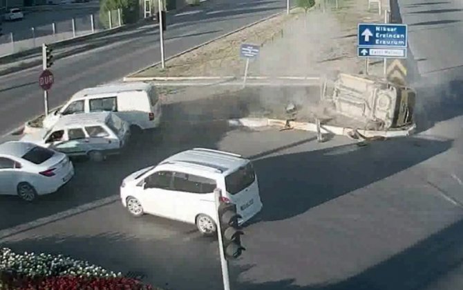 Gelin Arabasının Önüne Yattı, Ölümden Döndü