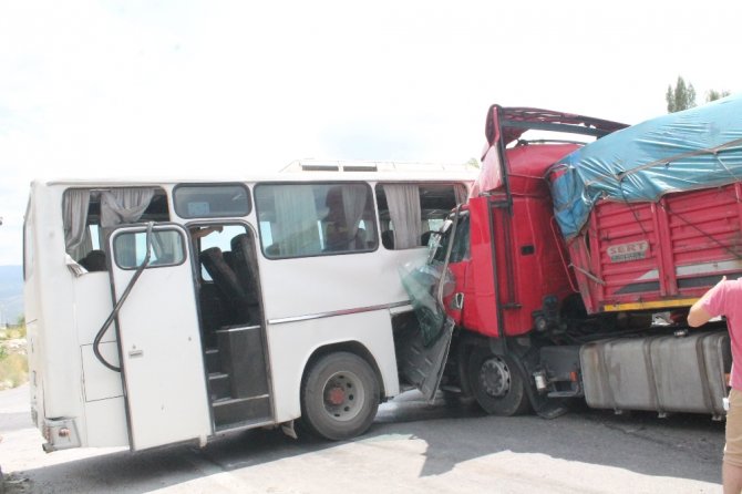 İşçi Otobüsü Kaza Yaptı: 27 Yaralı