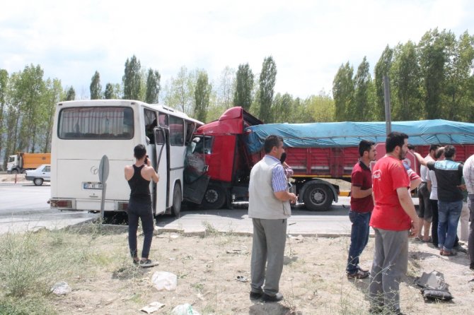 İşçi Otobüsü Kaza Yaptı: 27 Yaralı