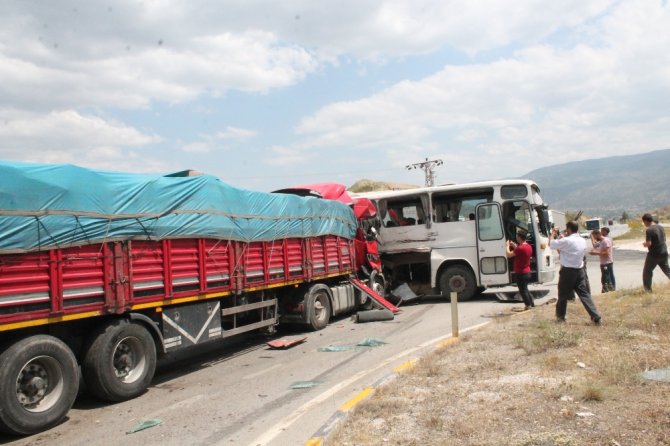 İşçi Otobüsü Kaza Yaptı: 27 Yaralı