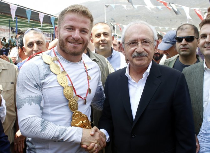 Kılıçdaroğlu, Başpehlivan Balaban’a Altın Hediye Etti