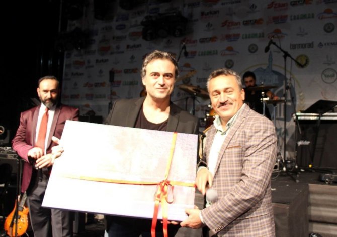 Kutsi Hayranlarını Coşturdu