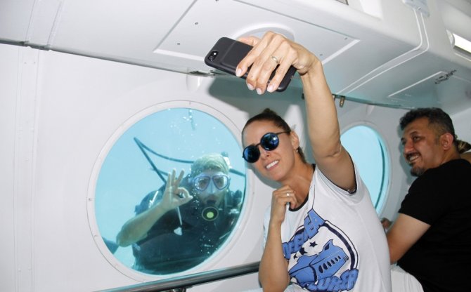 Niran Ünsal’ın Denizaltı Keyfi