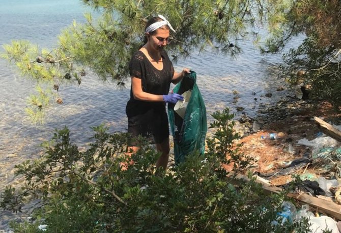 Ünlü Sanatçı Doğum Gününde Çöp Topladı