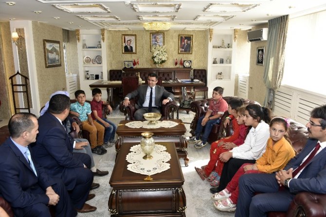 Necmettin Öğretmenin Öğrencilerinden Vali Memiş’e Ziyaret