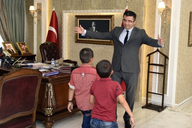 Necmettin Öğretmenin Öğrencilerinden Vali Memiş’e Ziyaret