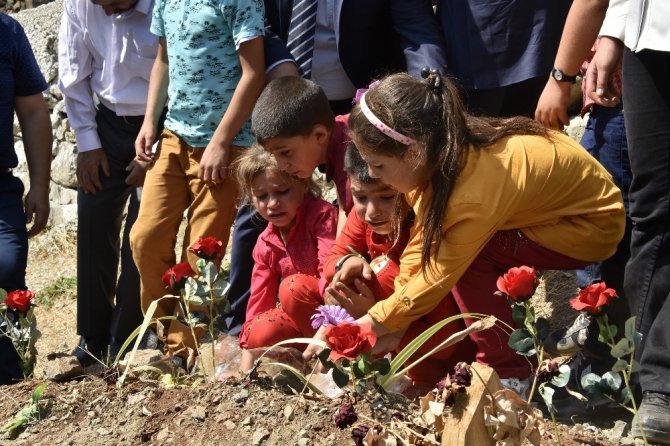 Öğrencileri Şehit Öğretmenin Kabrini Ve Ailesini Ziyaret Etti