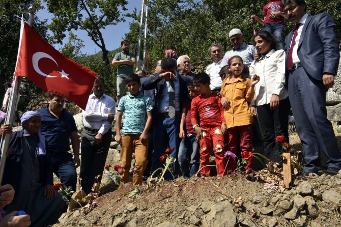 Öğrencileri Şehit Öğretmenin Kabrini Ve Ailesini Ziyaret Etti